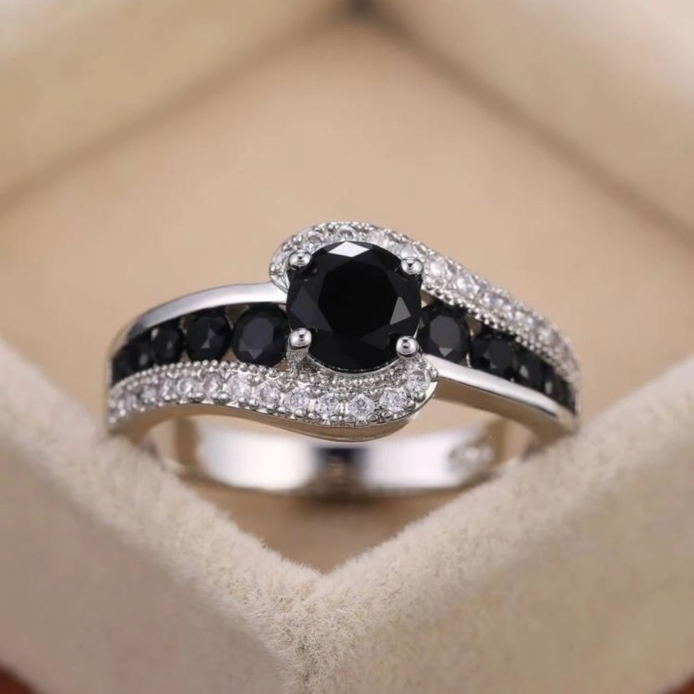 WEDDING RING - Picture 9 of 10